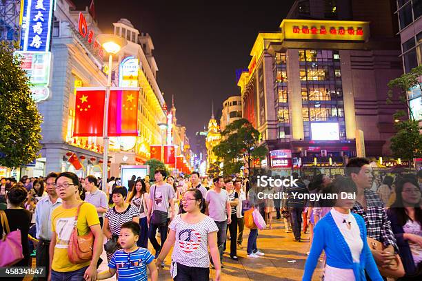 Foto de Rua De Compras De Xangai À Noite e mais fotos de stock de Andar - Andar, Arquitetura, Arranha-céu