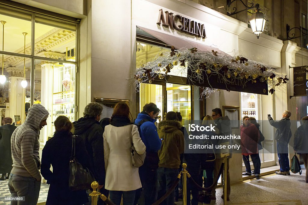 Pessoas a aguardar na fila para entrar famoso Angelina tearoom - Royalty-free Chanel Foto de stock