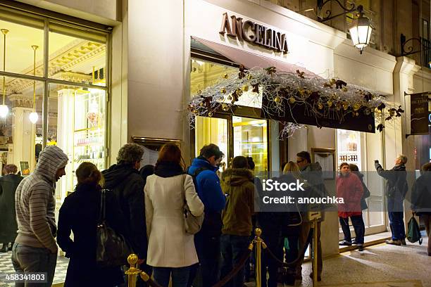 Pessoas A Aguardar Na Fila Para Entrar Famoso Angelina Tearoom - Fotografias de stock e mais imagens de Chanel