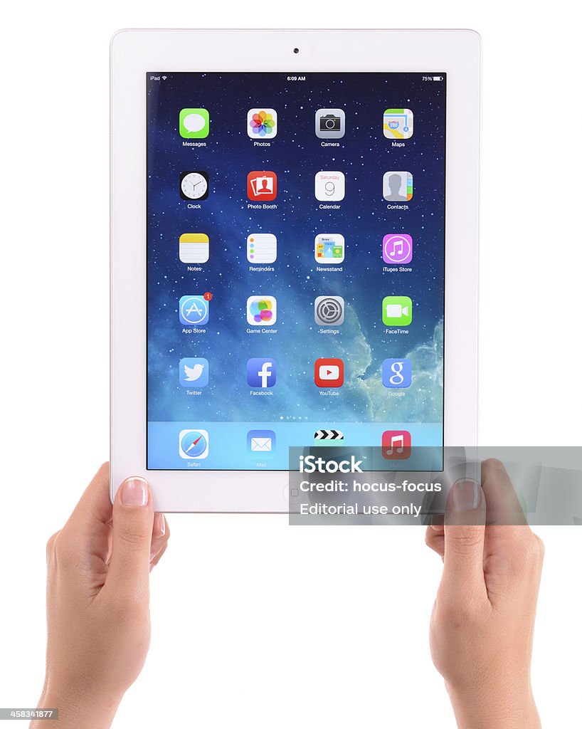 Mano con Apple iPad 3 con nuovo sistema iOS 7 schermo - Foto stock royalty-free di Adulto