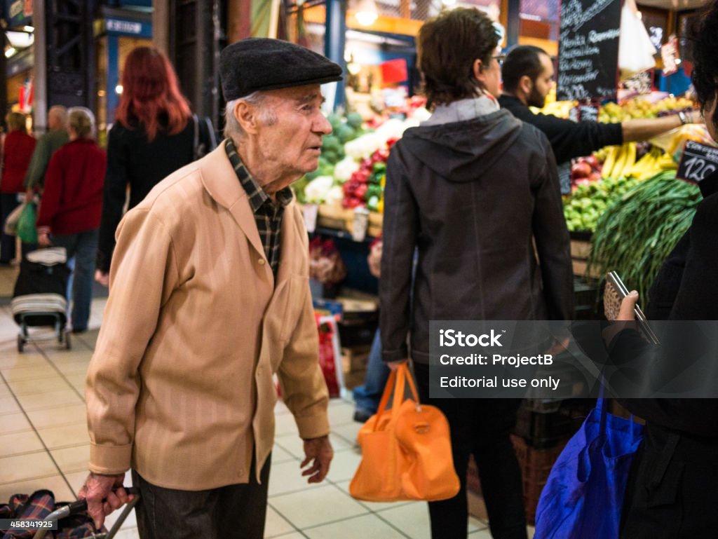 Senior homme faire les boutiques au grand marché Hall - Photo de 65-69 ans libre de droits