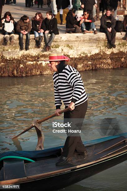 Gondolero Remo La Góndola En Canal En Venecia Italia Foto de stock y más banco de imágenes de Adulto