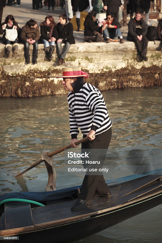 Gondolier aviron gondole sur le Canal à Venise, Italie - Photo de Adulte libre de droits