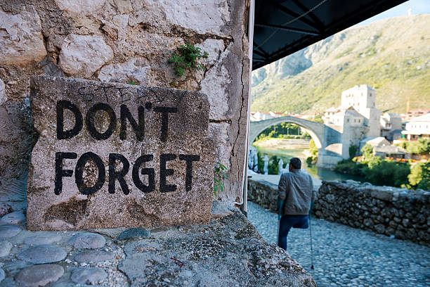 recuerde firmar y amputado en mostar - europe bridge editorial eastern europe fotografías e imágenes de stock