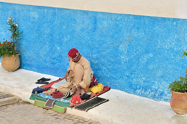 moroccan músico de rua - kasbah des oudayas - fotografias e filmes do acervo