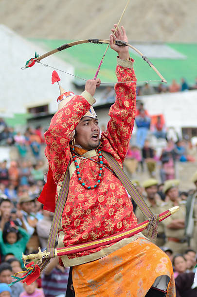 댄서 on festival of 라다크 헤리티지 - traditional festival ladakh ethnic music india 뉴스 사진 이미지