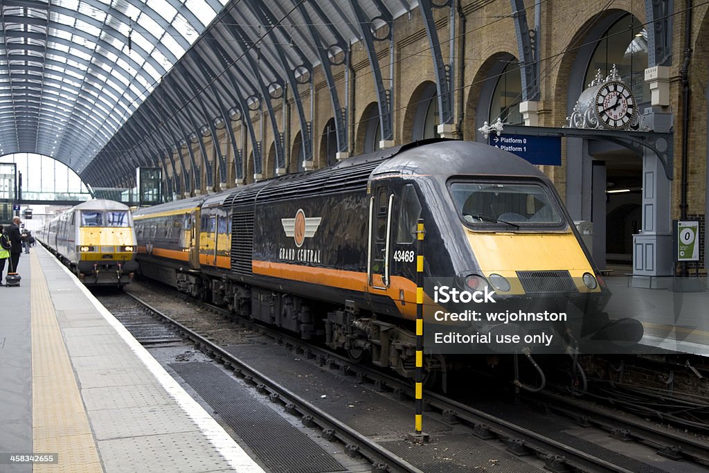 East Coast tren llega junto a Grand Central locomotora - Foto de stock de Andén de estación de tren libre de derechos