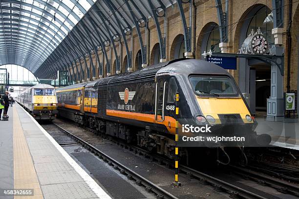 East Coast Tren Llega Junto A Grand Central Locomotora Foto de stock y más banco de imágenes de Andén de estación de tren