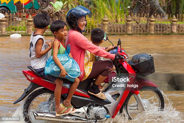 Foto de Impulsiona A Família Em Época Em Siem Reap Camboja e mais fotos de stock de Camboja