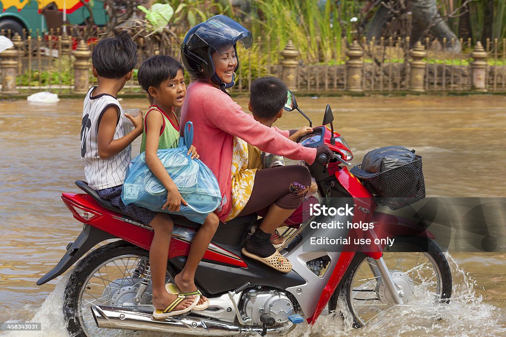 Семья дисков через floodwaters в Сием Рип, Камбоджа - Стоковые фото Азия роялти-фри
