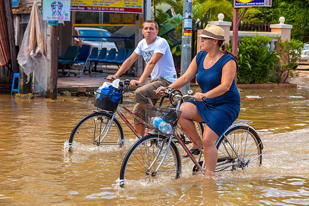 turisti scorrere floodwaters a siem reap, cambogia - flood people asia cambodia foto e immagini stock