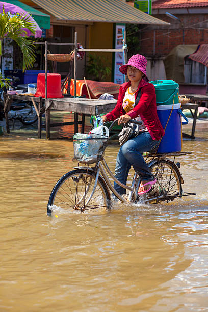 여자 차례로 floodwaters in 시엠레아프, 캄보디아 - flood people asia cambodia 뉴스 사진 이미지