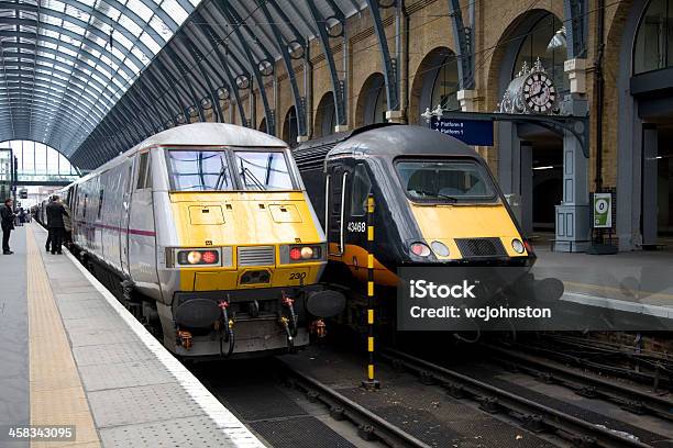 2 つの Locomotives 東海岸からグランドセントラル鉄道 - イギリスのストックフォトや画像を多数ご用意 - イギリス, キングスクロス駅, ビクトリア様式