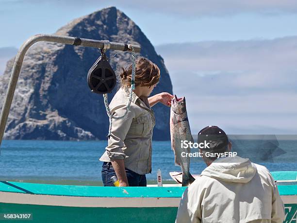 Łódka Dory Ryby Łosoś Sprawdzanie Cape Kiwanda Pacific City Oregon - zdjęcia stockowe i więcej obrazów Stan Oregon