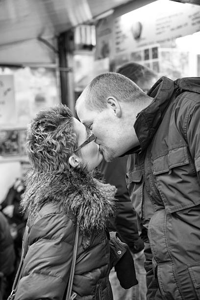 kiss ",beso" - editorial outdoors vertical amsterdam stock-fotos und bilder