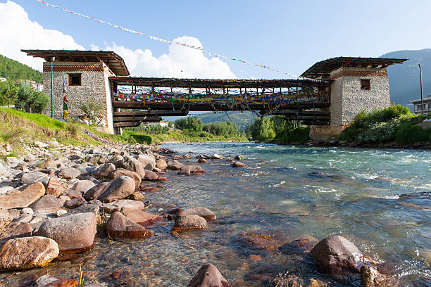 Ponte con bandiere di preghiera over Wang Chhu Fiume a Thimphu - foto stock