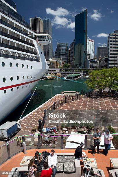 Photo libre de droit de Quelle Une Jour banque d'images et plus d'images libres de droit de Bateau de voyageurs - Bateau de voyageurs, Capitales internationales, Haut-lieu touristique international