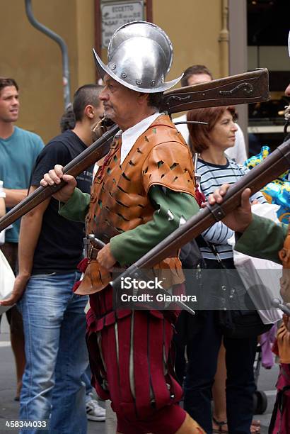 Calcio Storico Fiorentino - Fotografie stock e altre immagini di Abbigliamento - Abbigliamento, Adulto, Armi