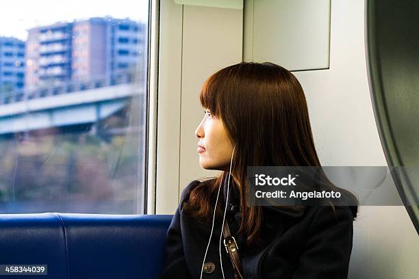 日本の女性mp 3 プレーヤーの鉄道 - 窓のストックフォトや画像を多数ご用意 - 窓, 1人, MP3プレイヤー