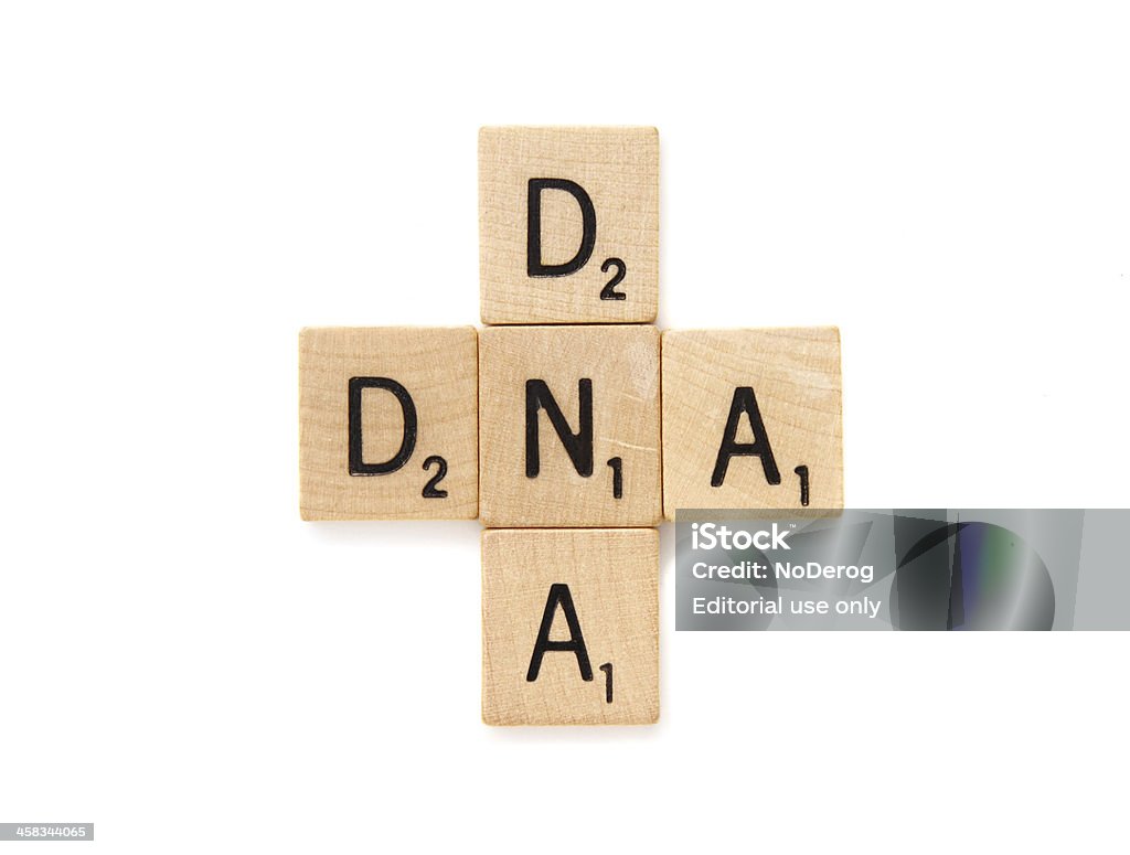 ДНК crossword прописаны в Карточки с буквами скрабл - Стоковые фото Scrabble роялти-фри