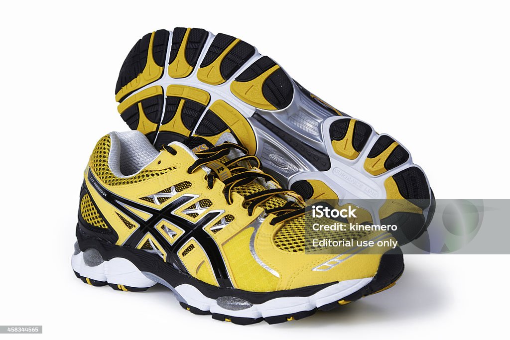 ASICS GEL-Nimbus calçado de corrida - Foto de stock de Amarelo royalty-free