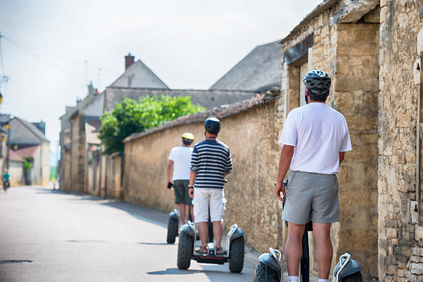 segway turistas em meursault, frança - segway - fotografias e filmes do acervo