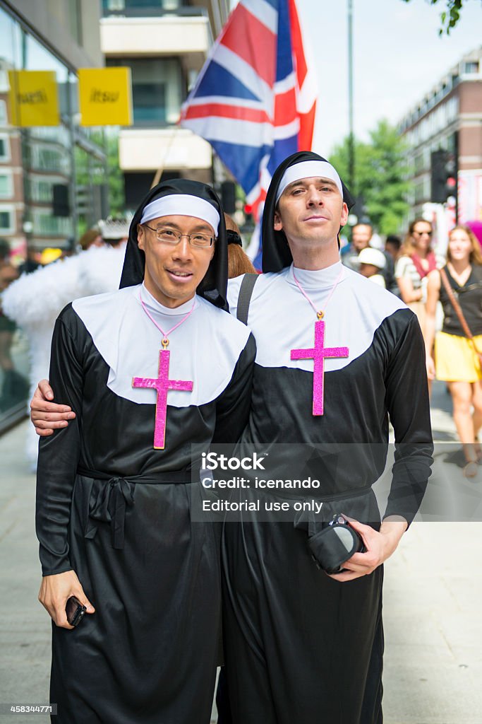 Desfile Del Orgullo Gay De Los Participantes Vestido Como Monjas Católicas Foto de stock y más banco de imágenes de 2013 - iStock Desfile Del Orgullo Gay De Los Participantes Vestido Como Monjas Católicas Foto de stock y más banco de imágenes de 2013 - iStock