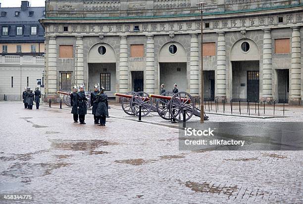 Photo libre de droit de Relève De La Garde Au Palais Royal De Stockholm banque d'images et plus d'images libres de droit de Adulte - Adulte, Agent de sécurité, Architecture