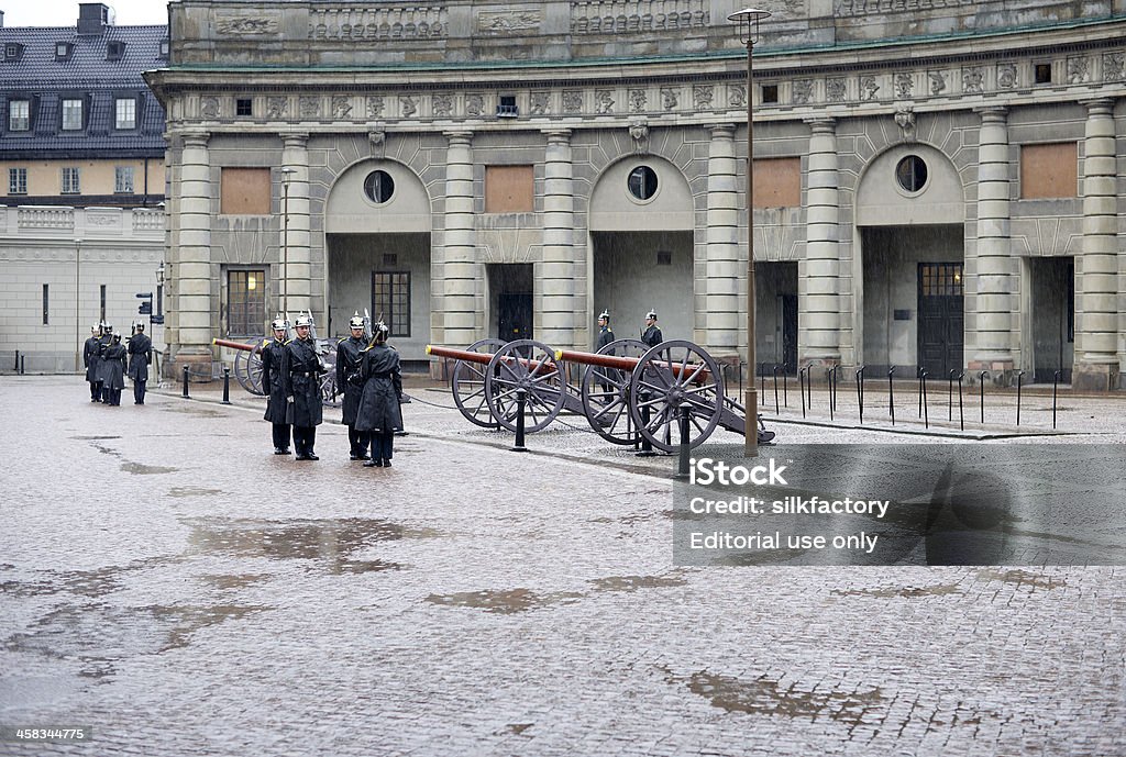 Cambio della guardia al Palazzo Reale di Stoccolma - Foto stock royalty-free di Acciottolato