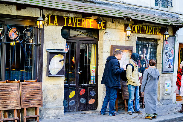la taverne de montmartre, paris, france - restaurant editorial entrance menu photos et images de collection