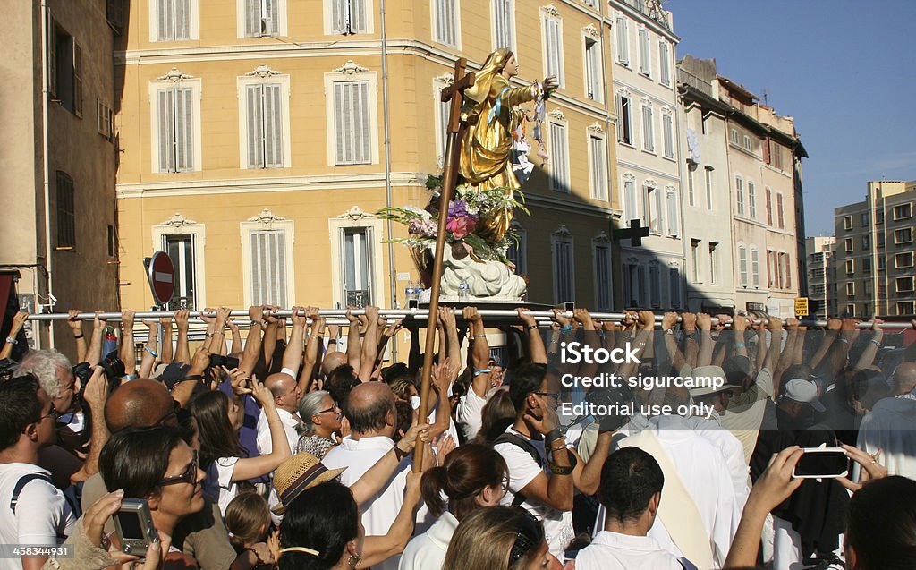 Estátua da Virgem Maria, Assunção procissão em Marseille, França. - Foto de stock de Assunção da Virgem Maria royalty-free