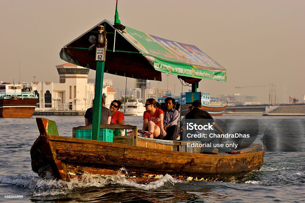 Dubai, UAE-Touristen in einem Abra (Boot) unternehmen - Lizenzfrei Abenddämmerung Stock-Foto