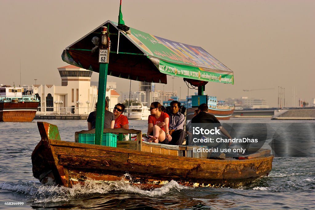 Dubai, Emirati Arabi Uniti-turisti su un'autentica Abra - Foto stock royalty-free di Acqua