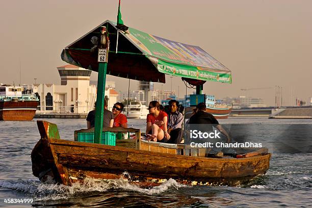 Foto de Dubai Emirados Árabes Unidosturistas Em Uma Abra e mais fotos de stock de Adulto - Adulto, Arábia, Barco de passageiros