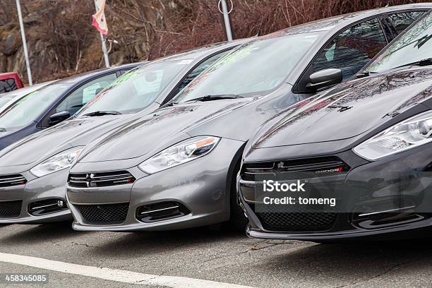 Nova Dodge Dardo Veículos Em Uma Linha - Fotografias de stock e mais imagens de 2013 - 2013, Ao Ar Livre, Carro