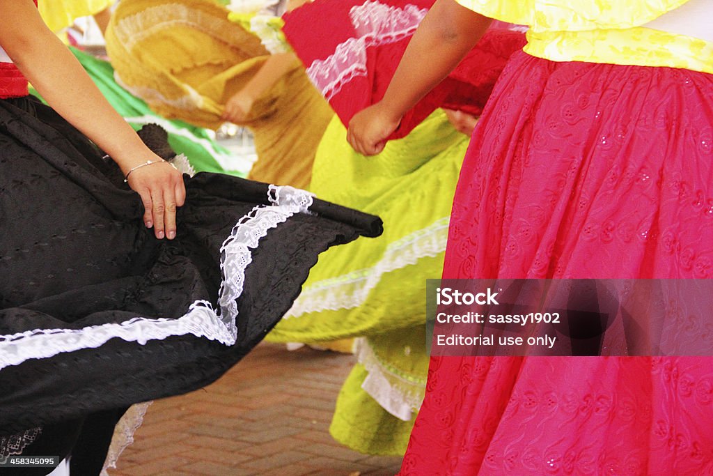Dance colorato messicano gonne - Foto stock royalty-free di Mariachi