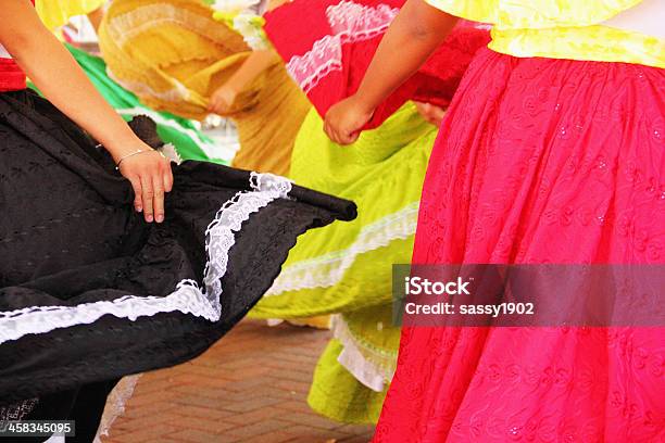 Dança Colorida Mexicano Saias - Fotografias de stock e mais imagens de Música mariachi - Música mariachi, Adolescente, Adulto