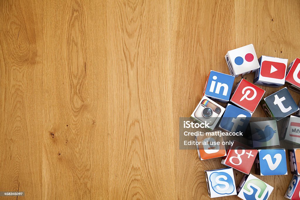 Cubetti di media sociali su sfondo in legno - Foto stock royalty-free di Filtro automatico di post-produzione