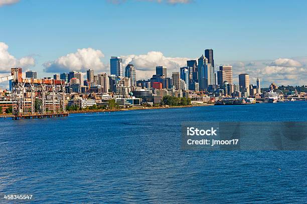 Waterfront Und Die Skyline Von Seattle Stockfoto und mehr Bilder von Außenaufnahme von Gebäuden - Außenaufnahme von Gebäuden, Bauwerk, Bildschärfe