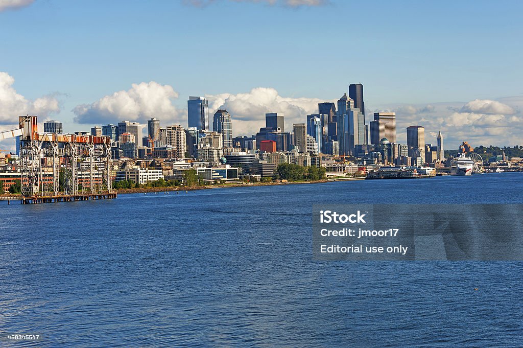 Seattle Waterfront e o horizonte - Foto de stock de Barco de passageiros royalty-free