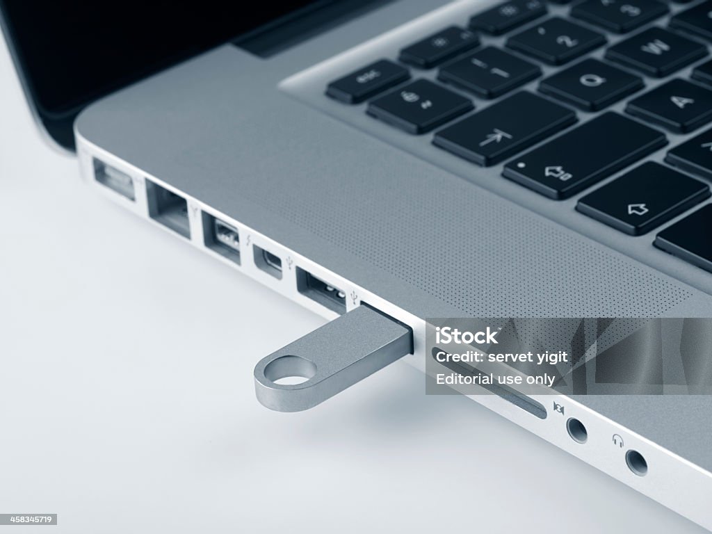 메모리 스틱 연결된 Apple MacBook Pro 컴퓨터 - 로열티 프리 0명 스톡 사진