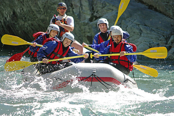 rafting - sports team sport rowing teamwork rafting fotografías e imágenes de stock