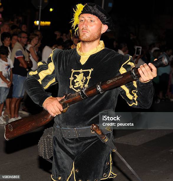 Foto de Soldado Acionamento De Um Desfile De Fantasias Blunderbuss Histórico e mais fotos de stock de Adulto