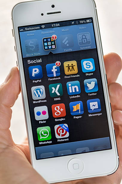apple iphone 5, социальной» - swisscom стоковые фото и изображения