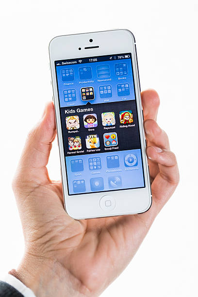 apple iphone 5, детские игры» - swisscom стоковые фото и изображения
