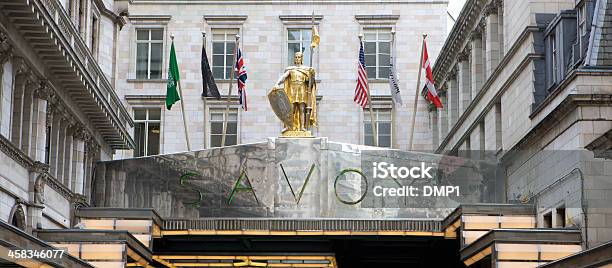 Photo libre de droit de Entrée À Lun Des Célèbres Hôtels Le Savoy banque d'images et plus d'images libres de droit de Capitales internationales - Capitales internationales, Culture britannique, Doré