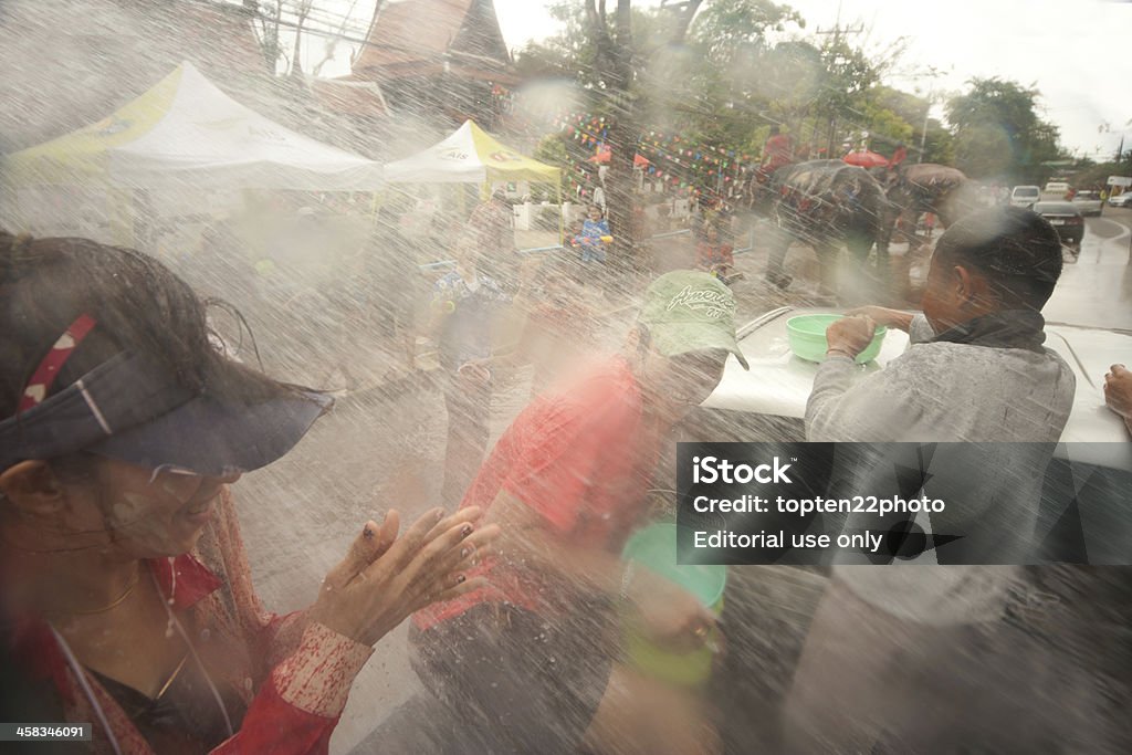 Thai pueblos salpicaduras de agua en Songkran día. - Foto de stock de Adulto libre de derechos