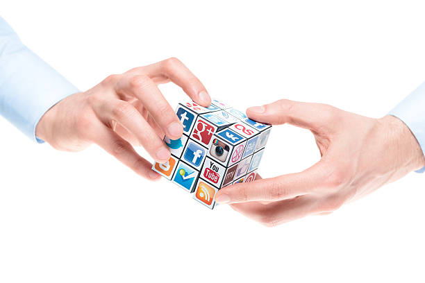 résoudre rubick de cube avec logos de médias sociaux - business facebook puzzle cube strategy photos et images de collection
