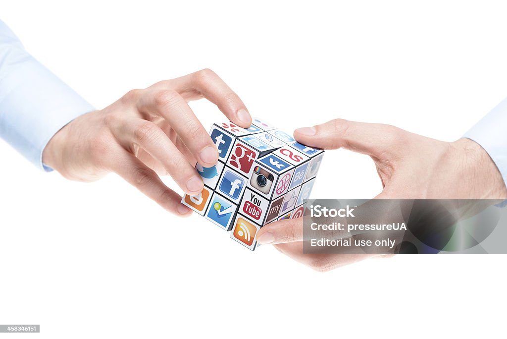 Rozwiązywanie Rubick's Sześcian z logo mediów społecznościowych - Zbiór zdjęć royalty-free (Sieć społeczna)
