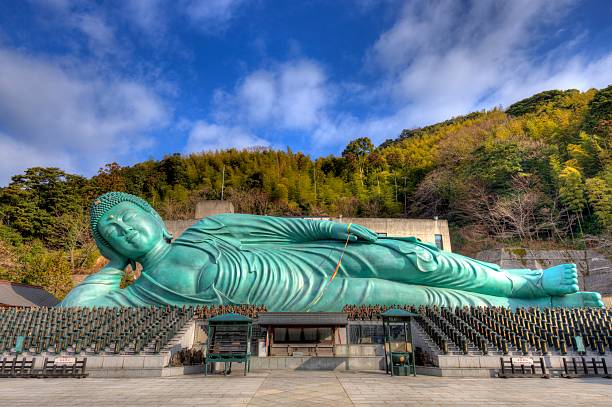 buda reclinado - reclining buddha fotografías e imágenes de stock